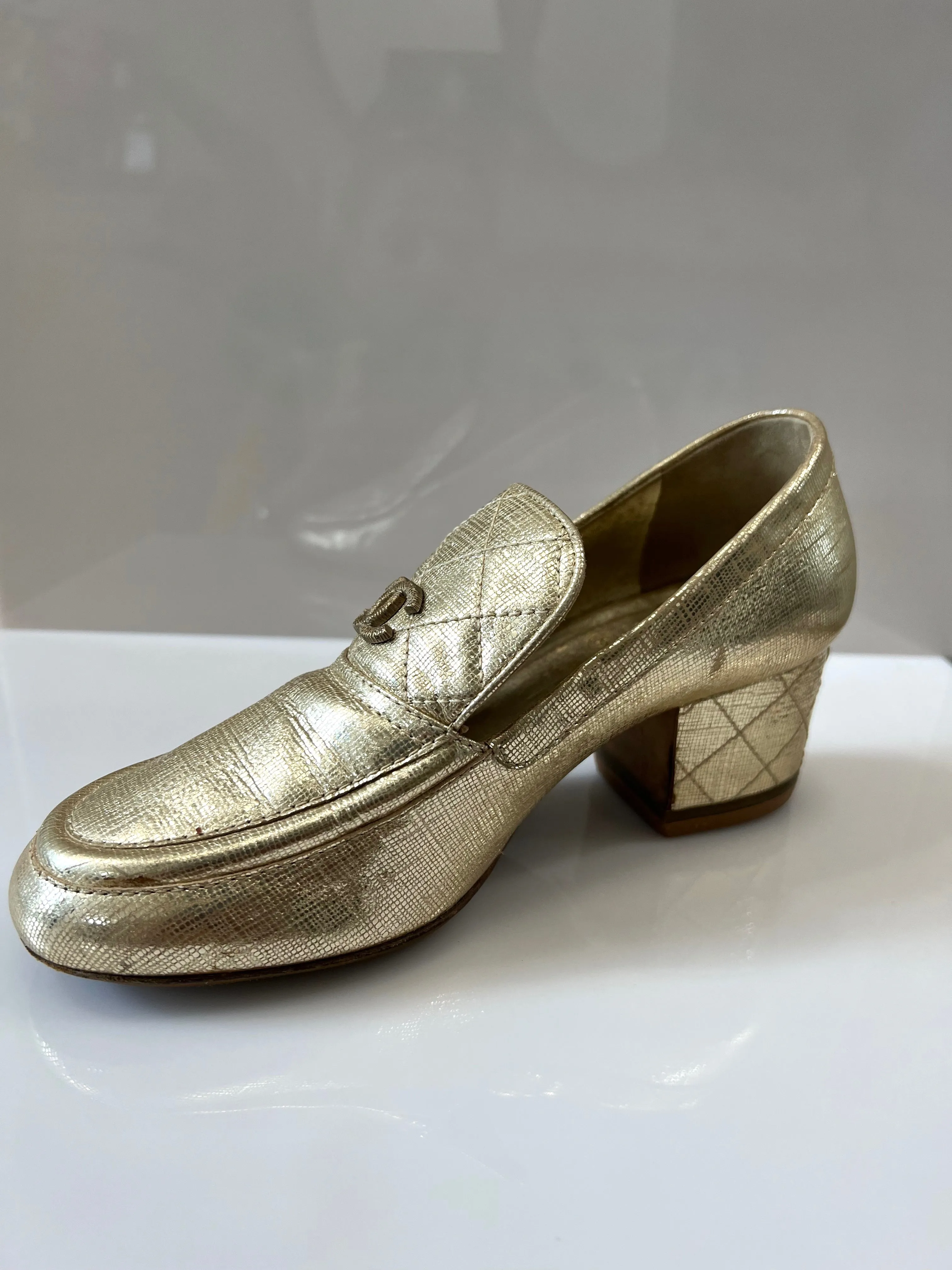 CHANEL CC METALLIC GOLD TEXTURED LEATHER STACKED HEEL LOAFERS