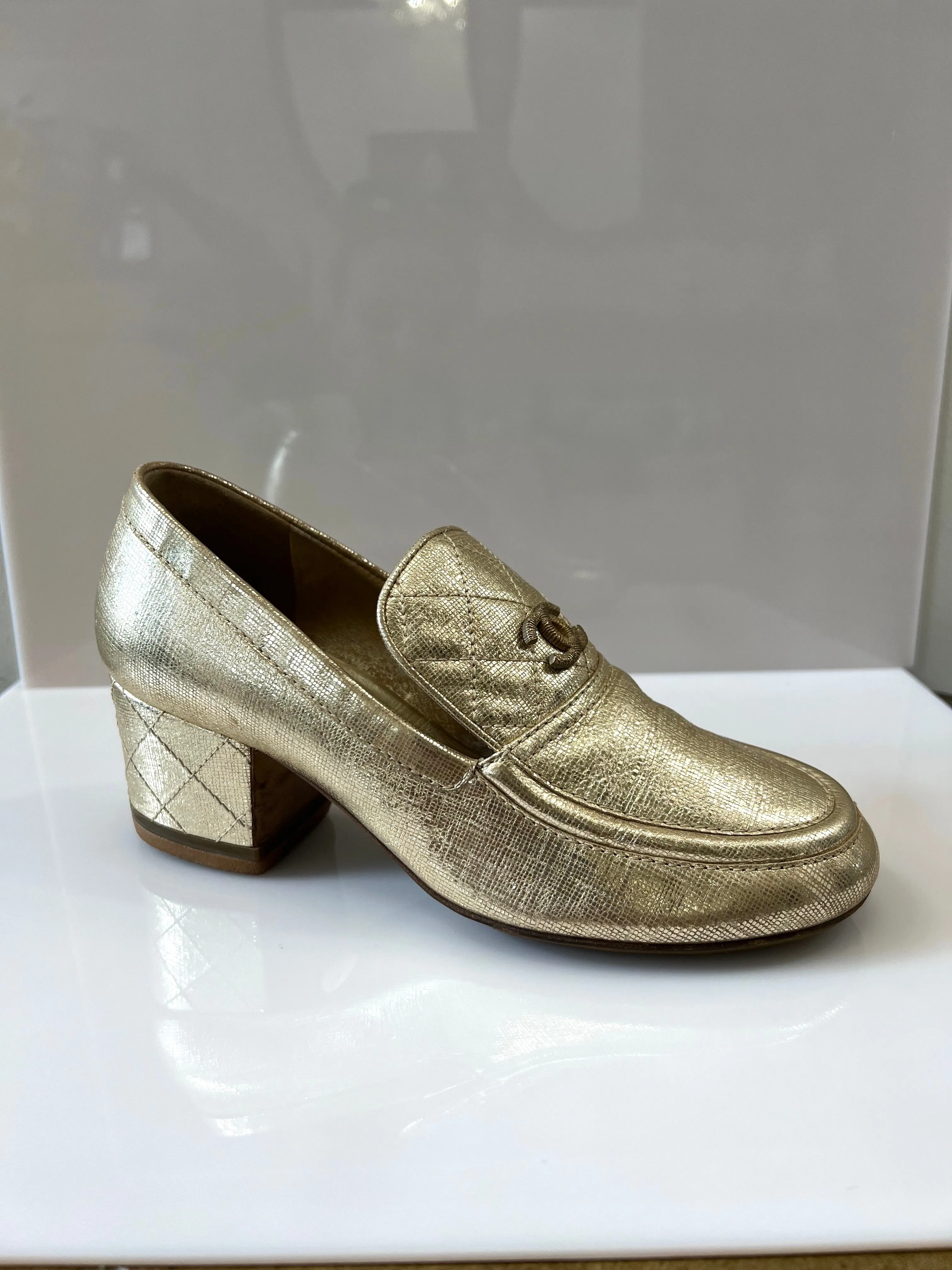 CHANEL CC METALLIC GOLD TEXTURED LEATHER STACKED HEEL LOAFERS