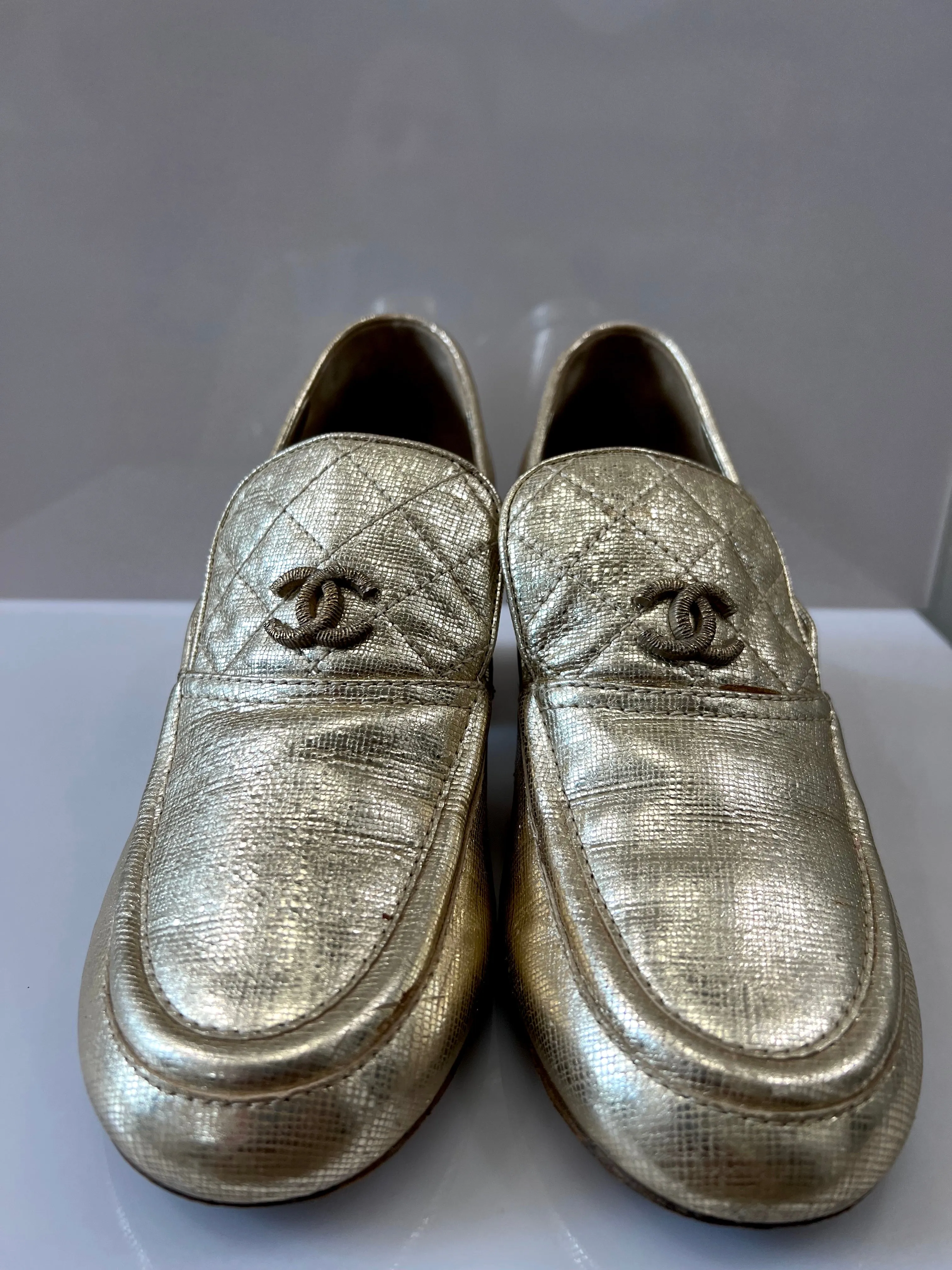 CHANEL CC METALLIC GOLD TEXTURED LEATHER STACKED HEEL LOAFERS