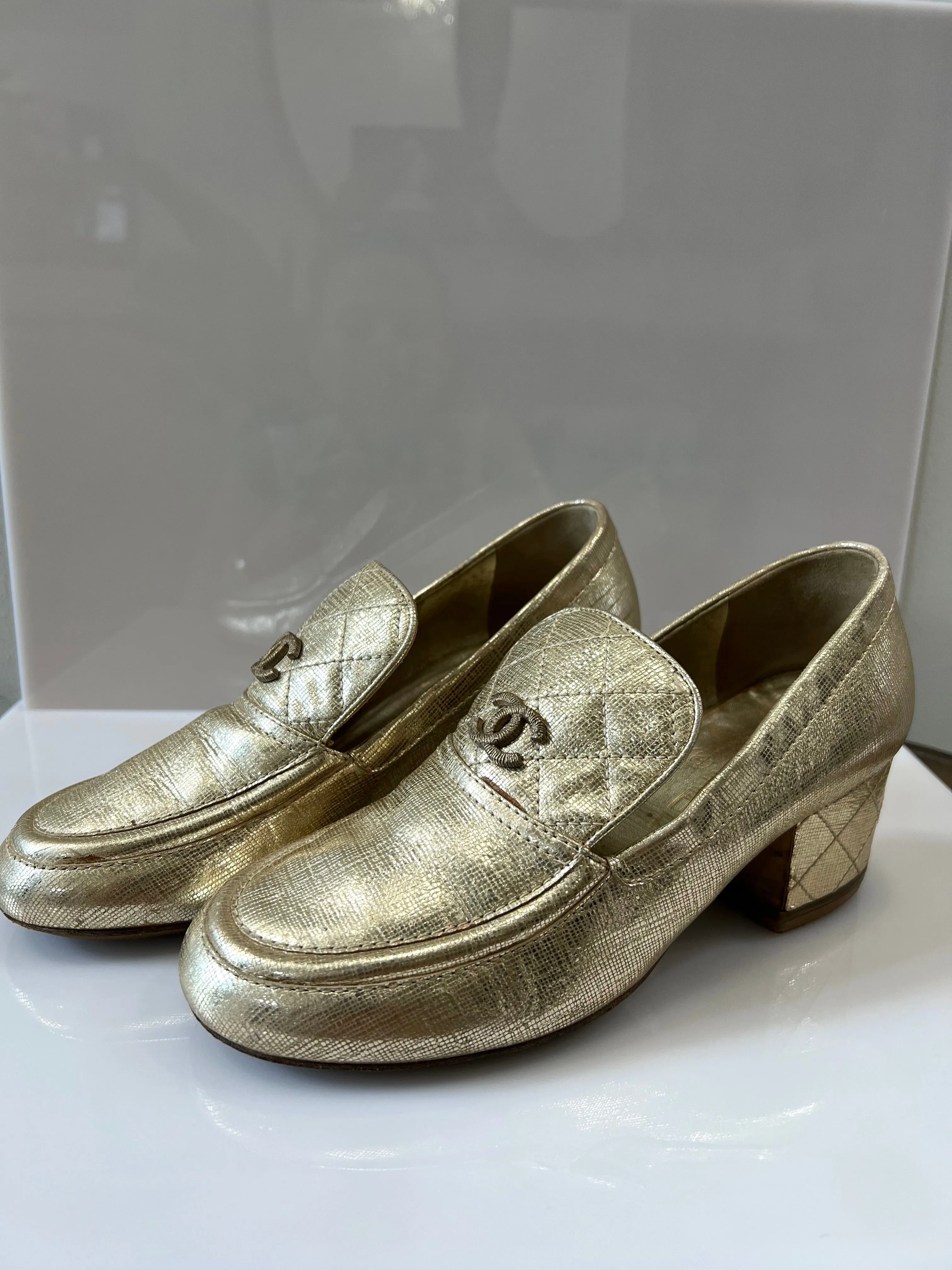 CHANEL CC METALLIC GOLD TEXTURED LEATHER STACKED HEEL LOAFERS