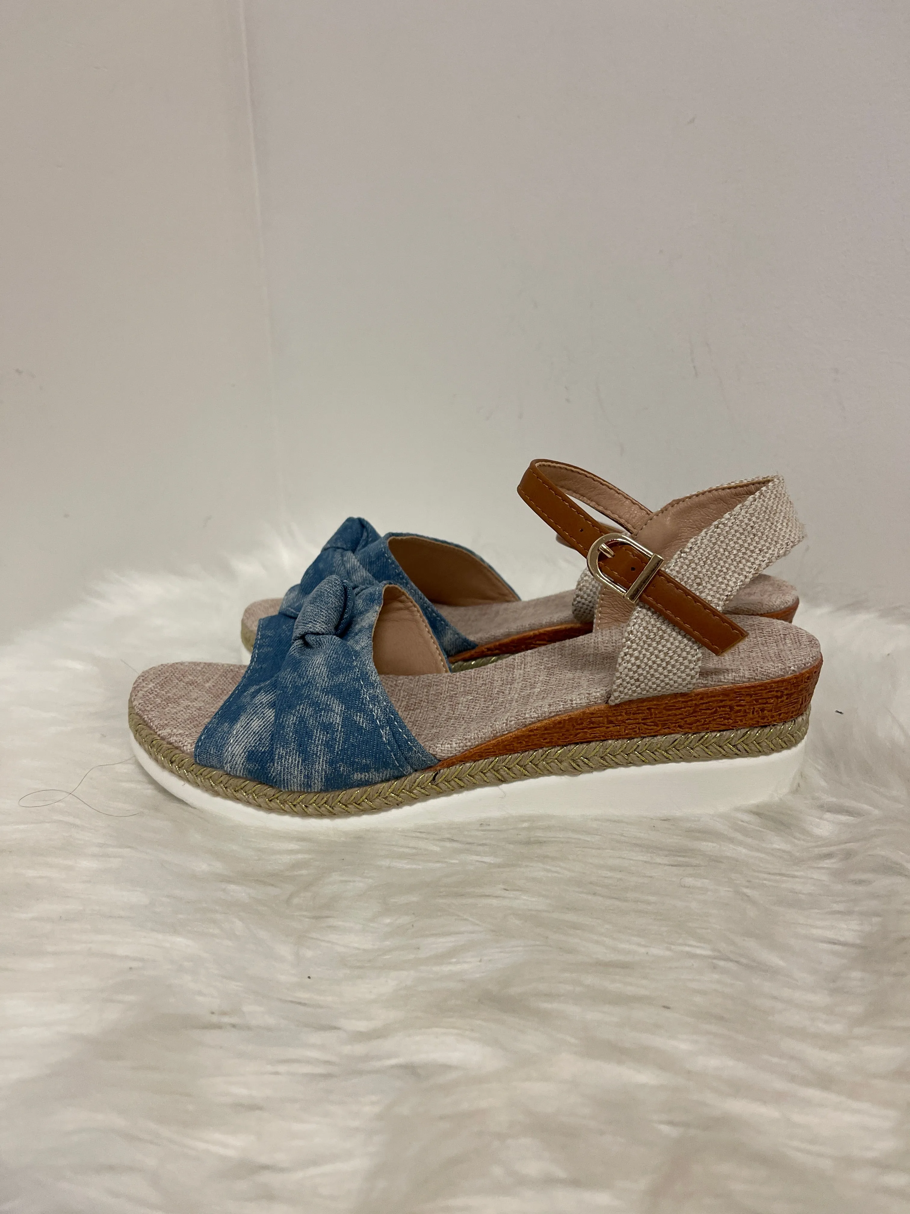 Sandals Flats By Clothes Mentor In Blue Denim, Size: 10